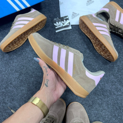 Tênis Feminino Adidas Gazelle Taupé Suspiro