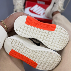 Tênis Masculino Nike Voltrix Bege e Laranja