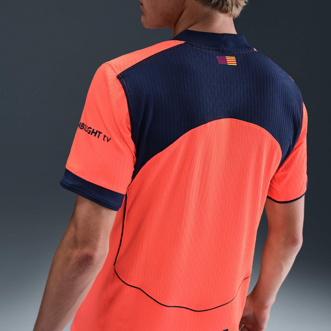 Camisa Barcelona III 2025/26 Nike Total 90 Torcedor Masculina