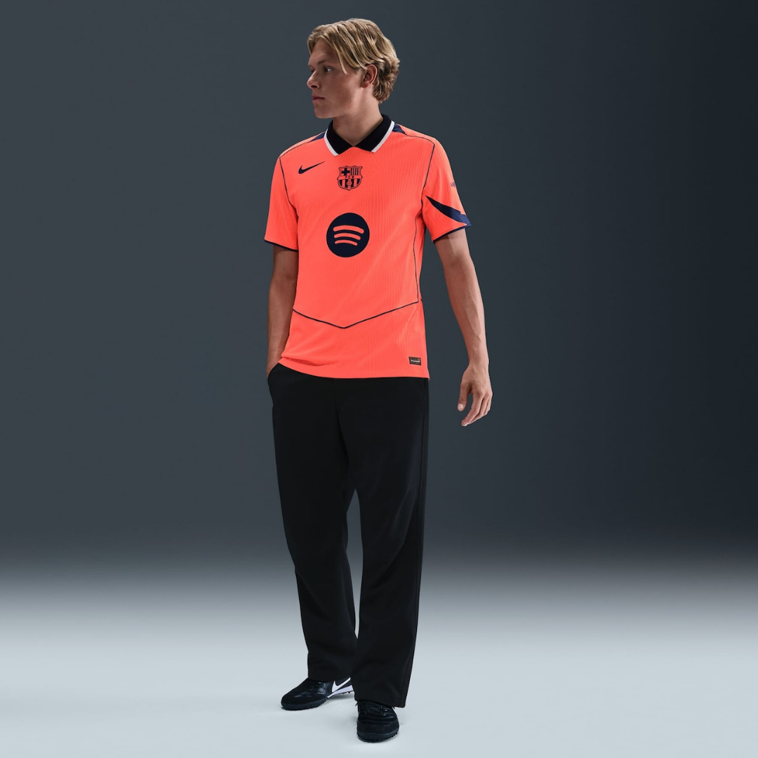 Camisa Barcelona III 2025/26 Nike Total 90 Torcedor Masculina